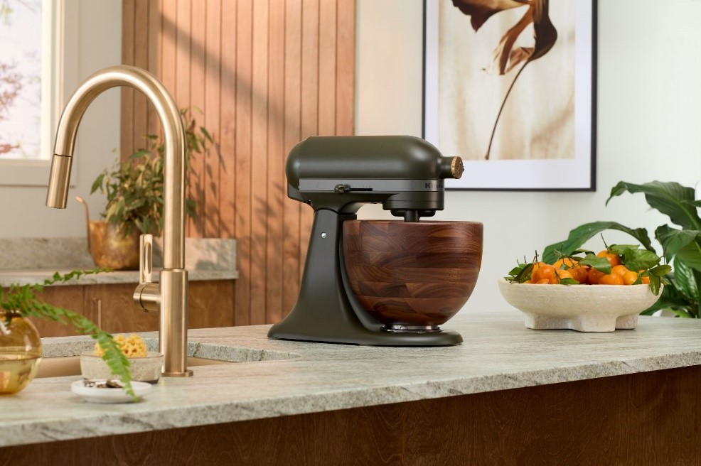 KitchenAid lleva la naturaleza a tu hogar con la nueva edición Design Series 2024: Evergreen y su primer tazón de madera de nogal auténtico